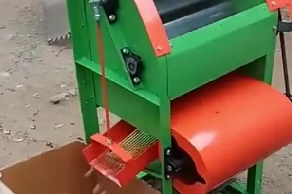 花生脱壳机的操作方法，使用前应先检查各紧固件是否拧紧