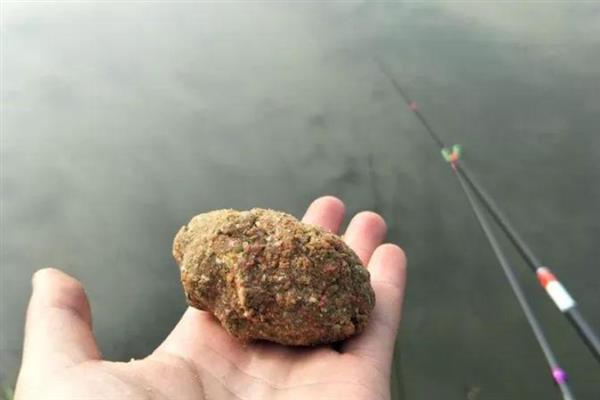 秋钓鲢鳙适合钓底还是钓浮，此时鲢鳙在上层活动一般可以钓浮