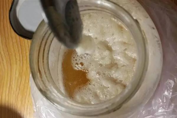 蜂蜜变质后的味道，具有酸味和酒味