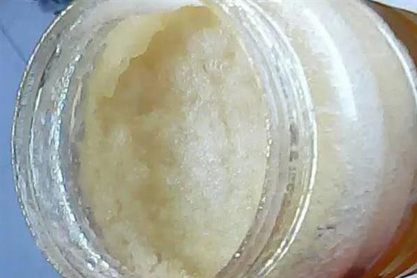 蜂蜜变质后的味道，具有酸味和酒味