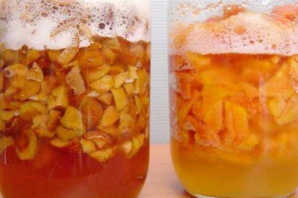 橘子皮泡水能对哪些花卉浇施，以杜鹃、月季、茶花等喜酸花卉为宜