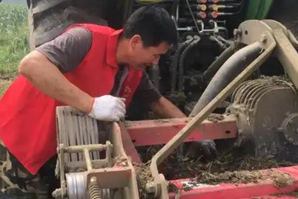 怎么维护水稻联合收割机，收割前要检查所有的零部件和易损件