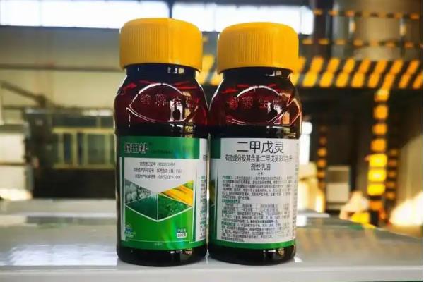 给芦笋除草怎么使用除草通，可在播种后、出苗前兑水喷雾