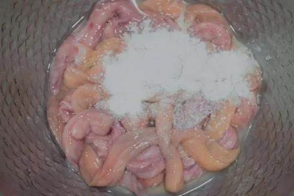如何洗猪肠子最快最干净，按以下4个步骤进行可充分洗净