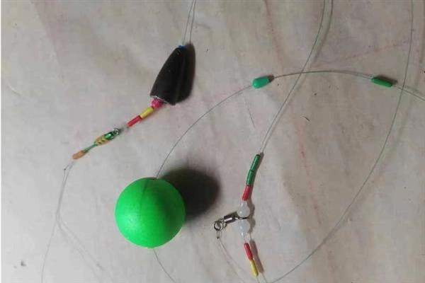 球球钓法的关键，关键是将通心浮球当作浮漂