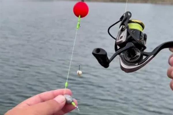 球球钓法的关键，关键是将通心浮球当作浮漂