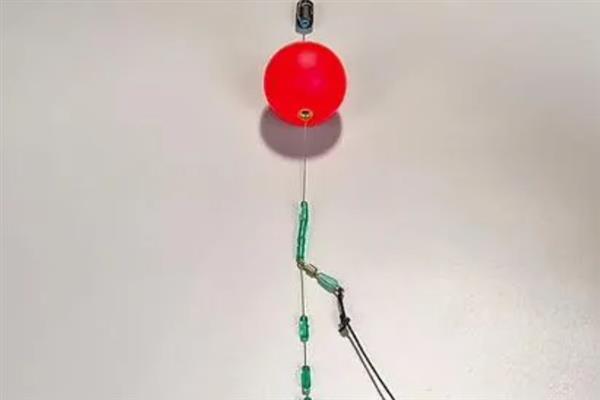球球钓法的关键，关键是将通心浮球当作浮漂