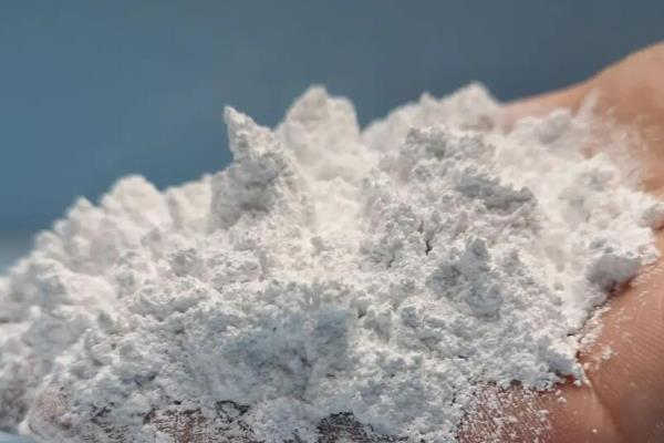 养殖百日红怎么防治病虫害，向土壤表面撒生石灰可避免细菌滋生