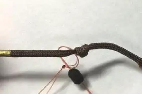 手钓鱼竿安装鱼线的方法，在鱼线上做出活扣再插入竿稍