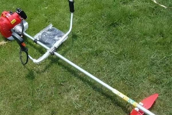 除草机的使用方法，启动前先拉动拉杆手柄5-6下