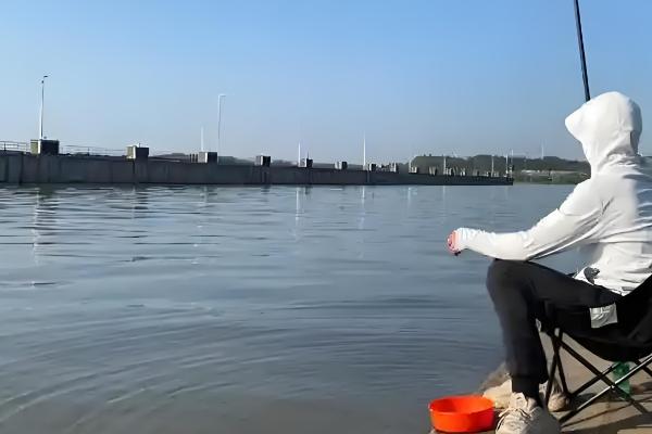 钓鲫鱼最深钓多少米,最深可钓5-6米