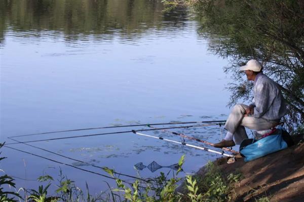 钓草鱼用玉米怎么挂钩，穿过钩尖左右旋转一下