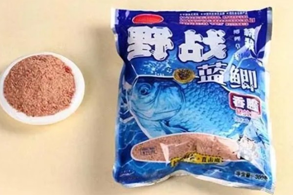 秋季钓鱼怎样选钓位，可以在树荫下、水草区钓鱼