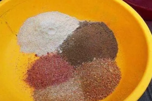 秋季钓鱼怎样选钓位，可以在树荫下、水草区钓鱼