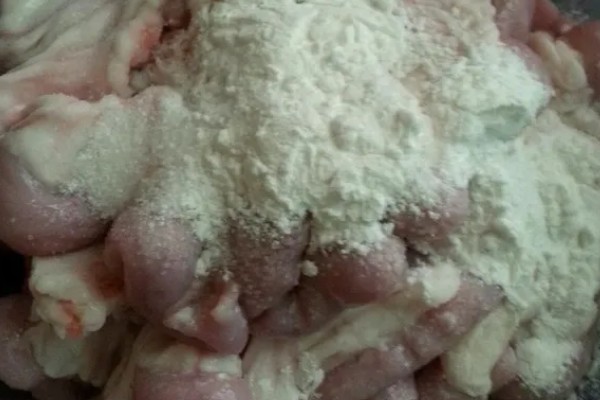 如何清洗猪生肠，先将肥油剪除