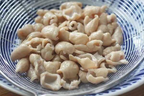 如何清洗猪生肠，先将肥油剪除