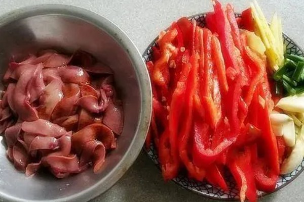 如何清洗猪生肠，先将肥油剪除