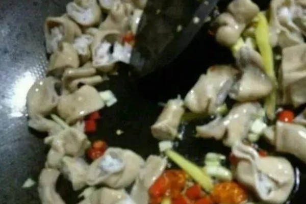 如何清洗猪生肠，先将肥油剪除