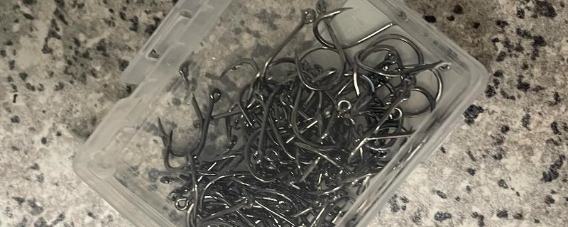 带孔鱼钩的绑线方法，按以下四个步骤进行