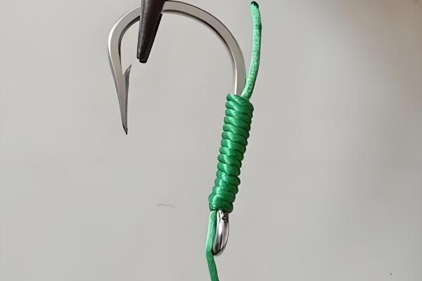 带孔鱼钩的绑线方法，按以下四个步骤进行