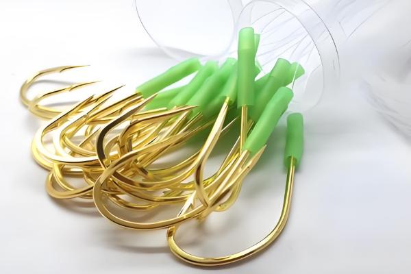 带孔鱼钩的绑线方法，按以下四个步骤进行