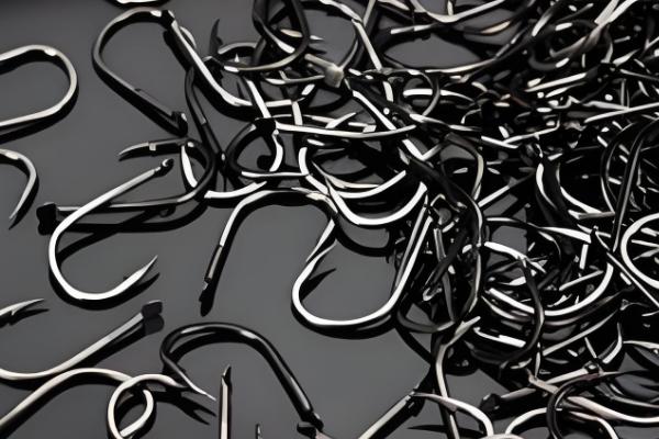 带孔鱼钩的绑线方法，按以下四个步骤进行