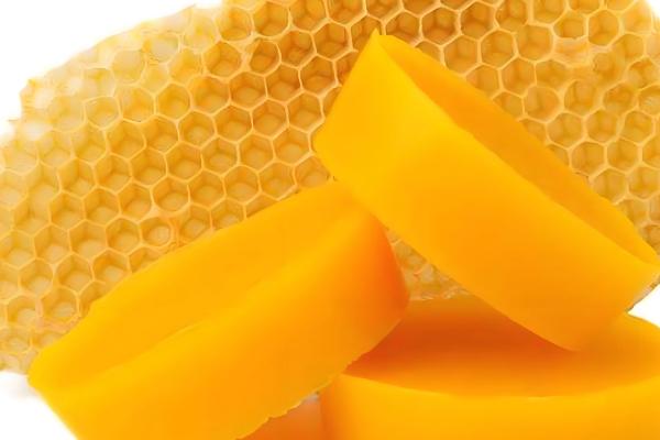 蜂蜡的简介,属于工蜂分泌的脂肪性物质