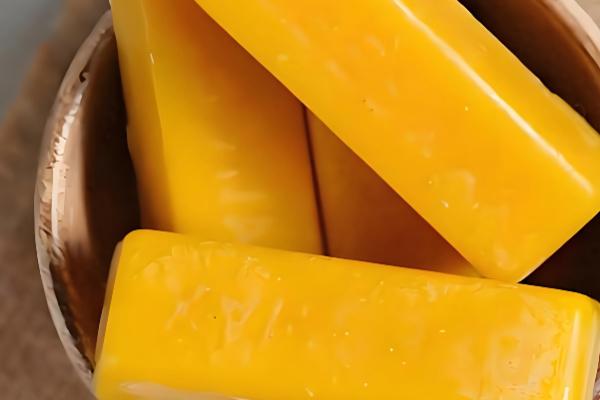 蜂蜡的简介,属于工蜂分泌的脂肪性物质