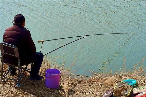 钓鱼怎么绑线，先打结再回扣