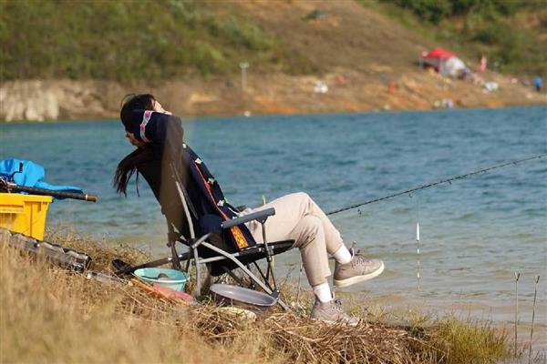 钓鱼怎么绑线，先打结再回扣