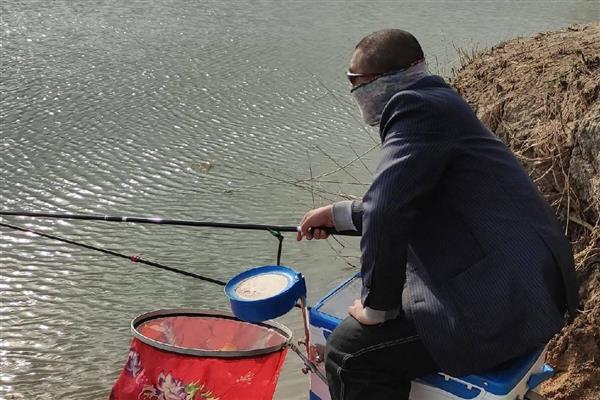 钓鱼怎么绑线，先打结再回扣