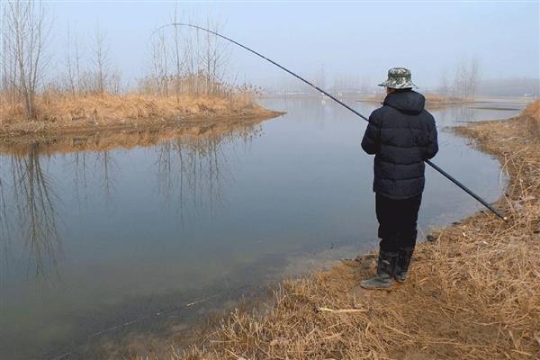 钓鱼怎么绑线，先打结再回扣