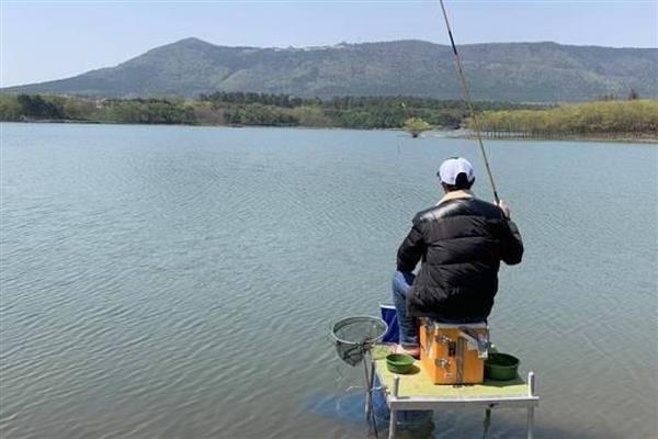 钓鱼怎么绑线，先打结再回扣