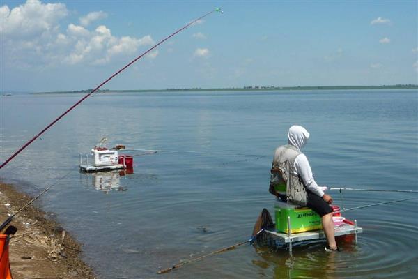 钓鱼怎么绑线，先打结再回扣