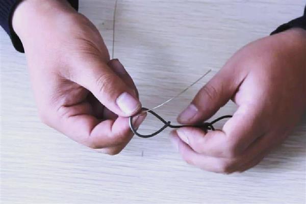 钓鱼怎么绑线，先打结再回扣