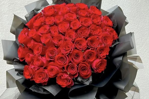 77朵玫瑰花代表的含义，寓意久别重逢的开心与思念