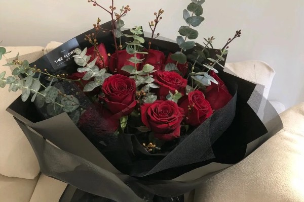 77朵玫瑰花代表的含义，寓意久别重逢的开心与思念