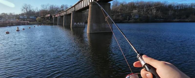 路亚鱼竿要铅坠吗，通常是不用