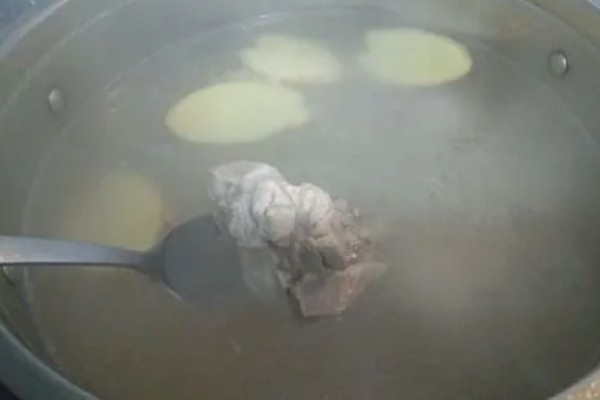 木瓜怎么吃，可熬汤也可做成凉拌青木瓜丝
