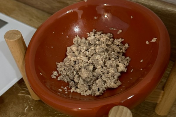 选什么猫粮，自制猫粮、商品化猫粮都很合适