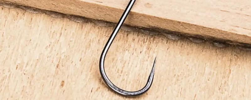 3号伊豆钩和3号金袖钩对比，前者钩身长约7.8毫米、后者钩身长约8.5毫米
