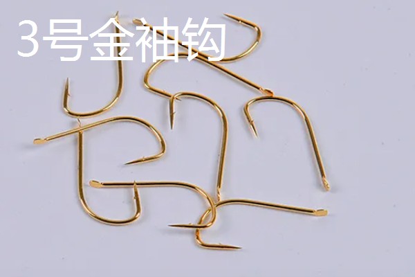 3号伊豆钩和3号金袖钩对比，前者钩身长约7.8毫米、后者钩身长约8.5毫米