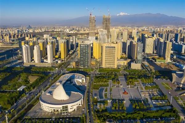 新疆哈密地区的水果特产,有南湖哈密瓜、三塘湖哈密瓜等