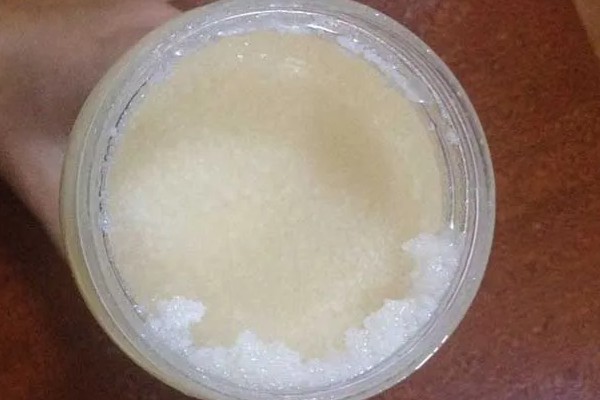 荆条蜜结晶是哪种颜色，多呈乳白色的细颗粒状