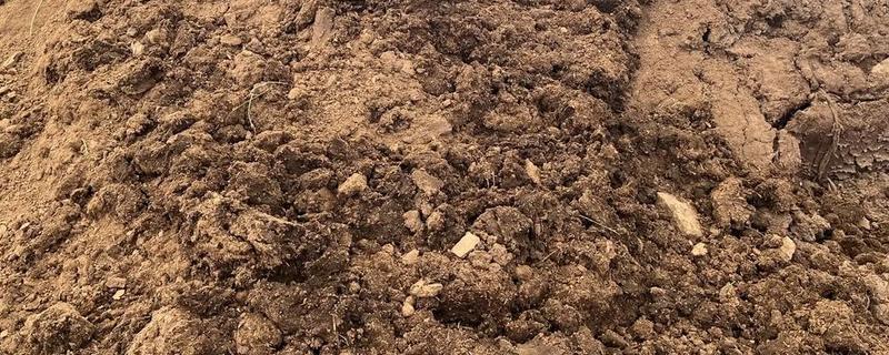 养牛场牛粪的处理方式，可建设沼气池