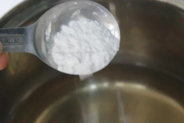 自制硼肥的方法，将硼砂兑水拌匀即可喷施