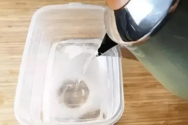 自制硼肥的方法，将硼砂兑水拌匀即可喷施