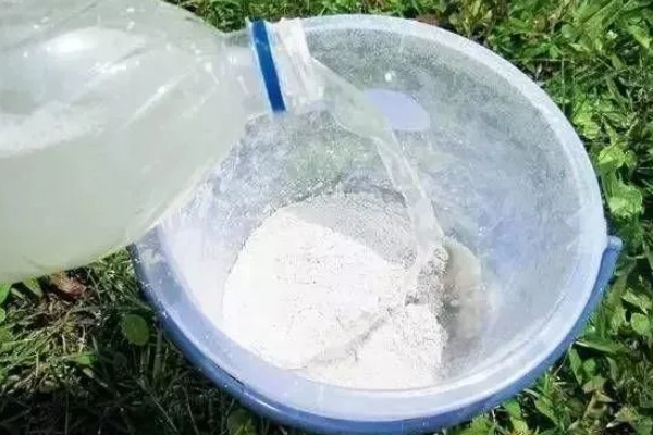 自制硼肥的方法，将硼砂兑水拌匀即可喷施