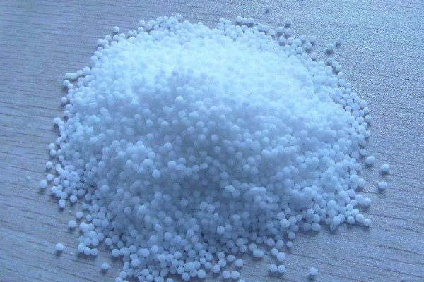 自制硼肥的方法，将硼砂兑水拌匀即可喷施