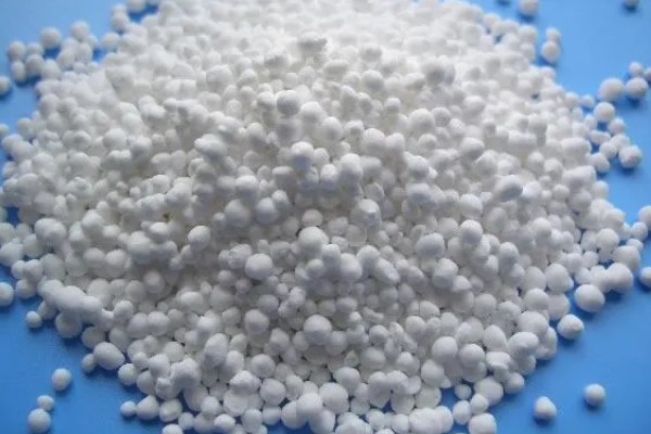 自制硼肥的方法，将硼砂兑水拌匀即可喷施